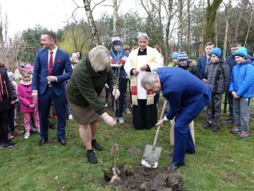 Uroczyste otwarcie obchodów 100lecia Województwa Łódzkiego - 100 drzew dla 100 szkół, <p>źródło: lodzkie.pl</p>